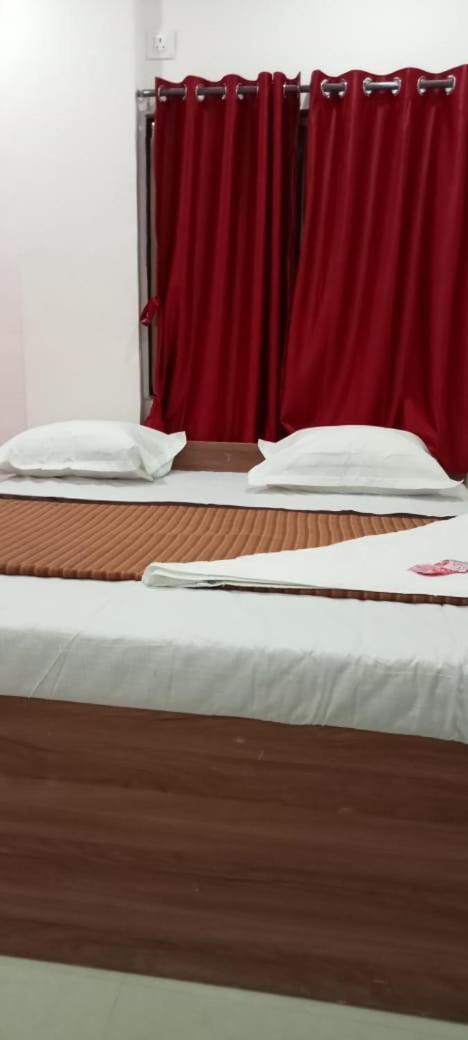 Hotel Sai Santosh Ширди Стая снимка